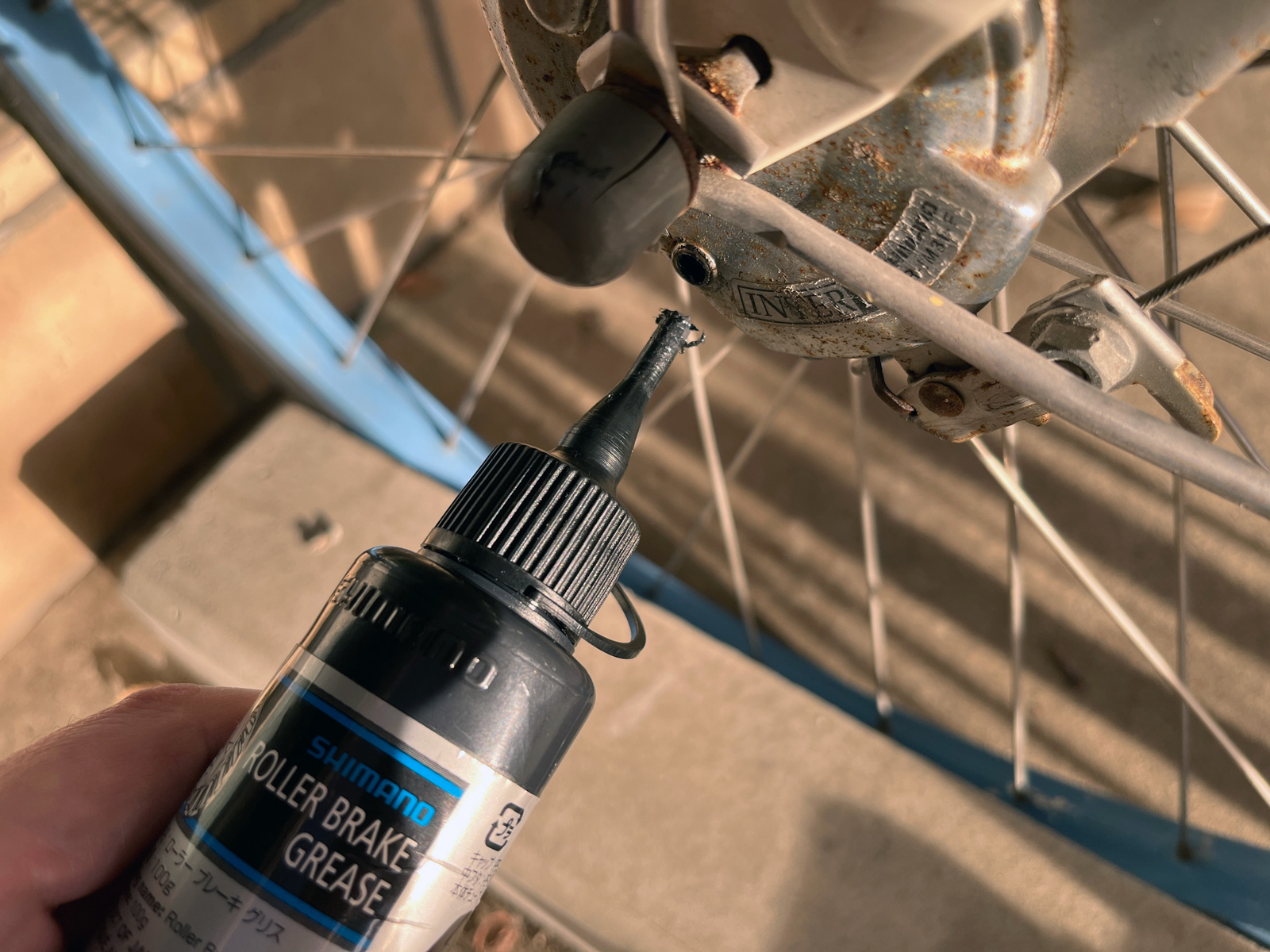 異音のする自転車（ママチャリ）のローラーブレーキを専用グリスでメンテナンス